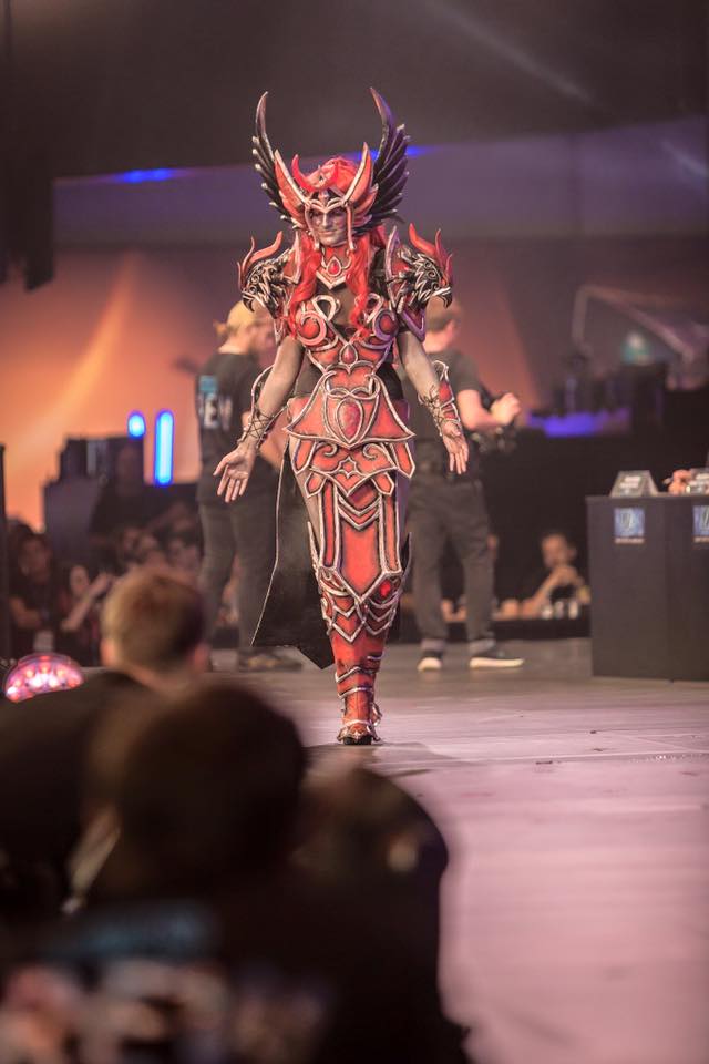 Cosplay Tyrande Maestra en rojo por Vilina Cosplay Cosplay Tyrande Maestra en rojo por Vilina Cosplay